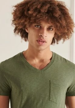 Superdry POCKET V-NECK - Basic T-shirt - Thyme -Superdry Shop 090c3a2c7cd24713b5d8244a5d1db159