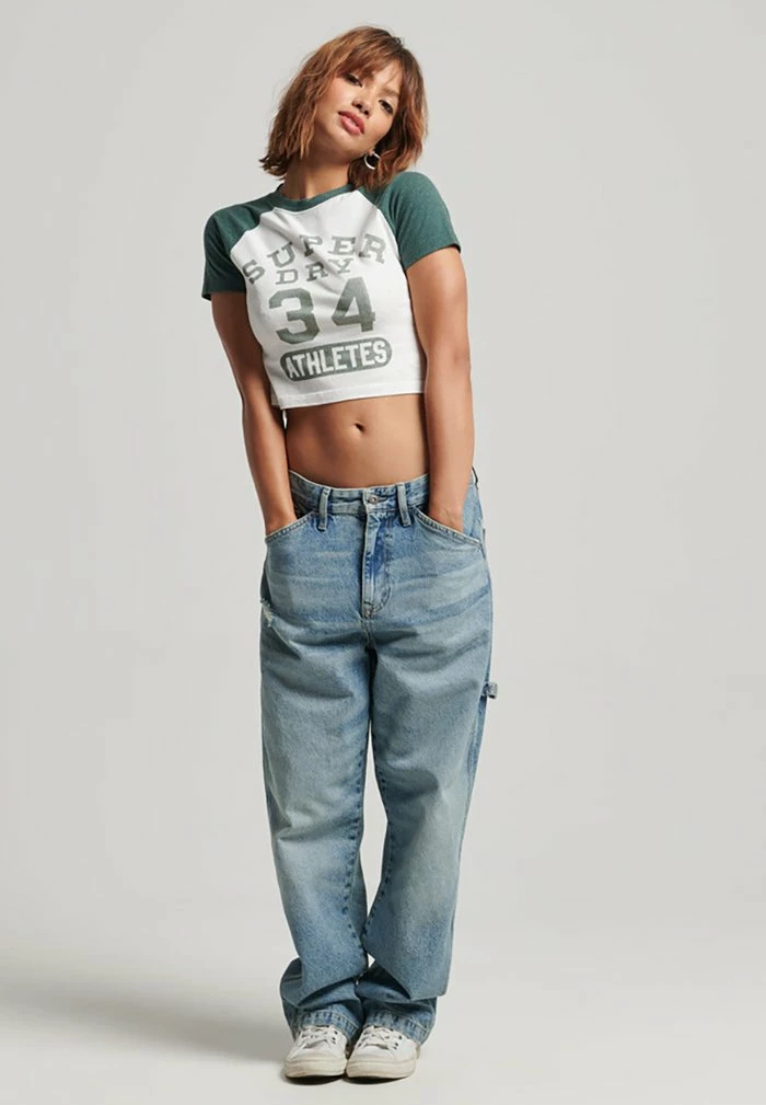 Superdry COLLEGE GRAPHIC CROPPED - Print T-shirt - Ecru Enamel Green 2 Superdry COLLEGE GRAPHIC CROPPED - Print T-shirt - Ecru Enamel Green - Image 2