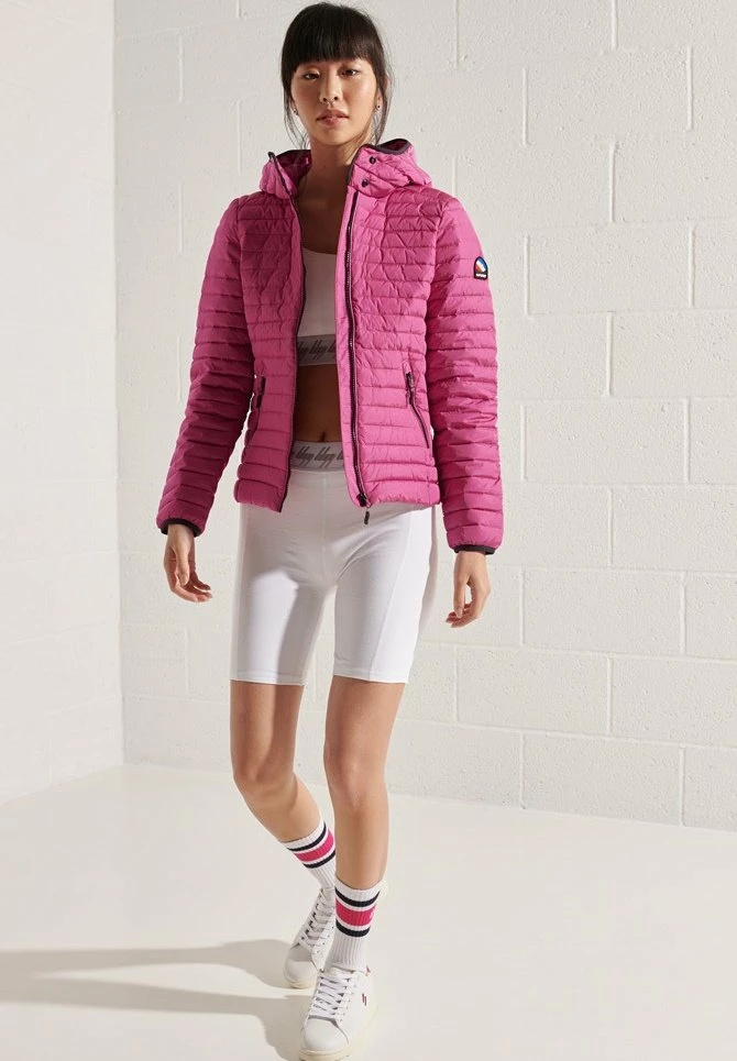 SUPERDRY ESSENTIAL CYCLE SHORTS - Shorts - Optic 1 SUPERDRY ESSENTIAL CYCLE SHORTS - Shorts - Optic