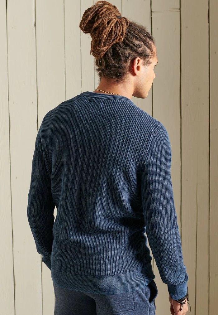 Superdry ACADEMY DYED TEXTURED - Jumper - Washed Dark Indigo 3 Superdry ACADEMY DYED TEXTURED - Jumper - Washed Dark Indigo - Image 3