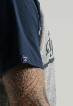 Superdry ACHILLES RAGLAN - Print T-shirt - Athletic Grey Marl -Superdry Shop 185dba8fc9b54f029fac2513491703f9