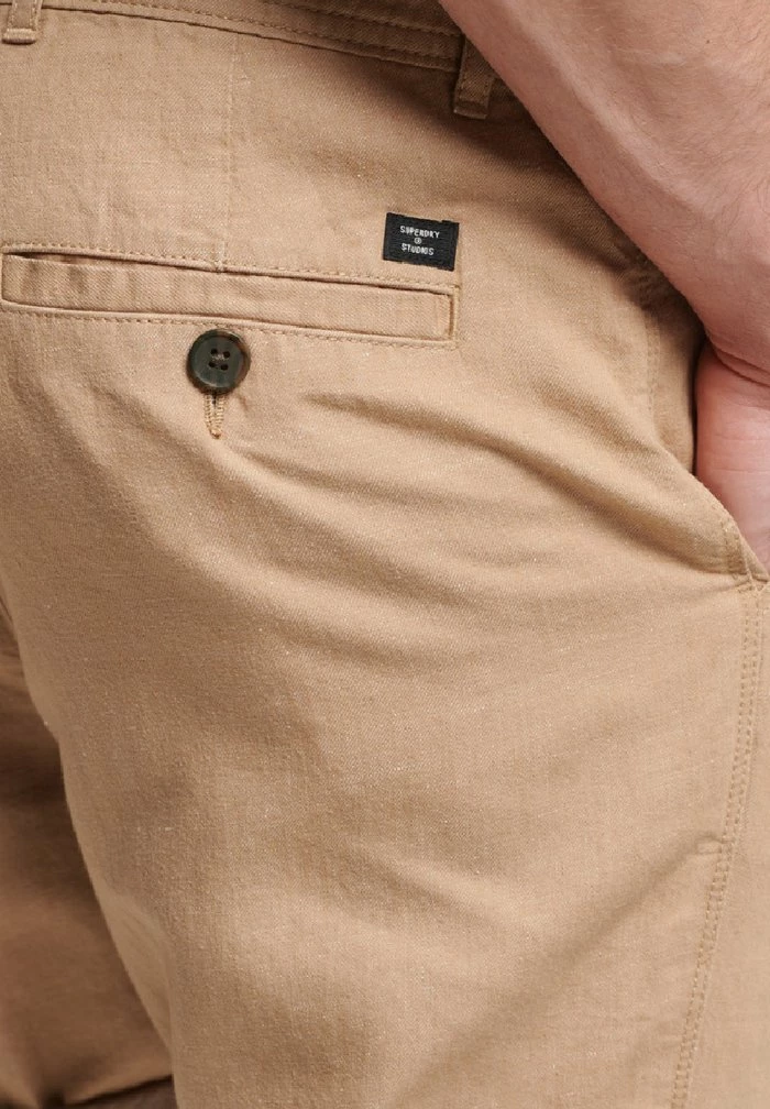 Superdry STUDIOS TURN UP - Shorts - Classic Tan 2 Superdry STUDIOS TURN UP - Shorts - Classic Tan - Image 2