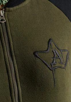 Superdry CROSSING LINES - Bomber Jacket - Surplus Goods Olive -Superdry Shop 1d5808690e1049ea9ccb54ce16c19faf