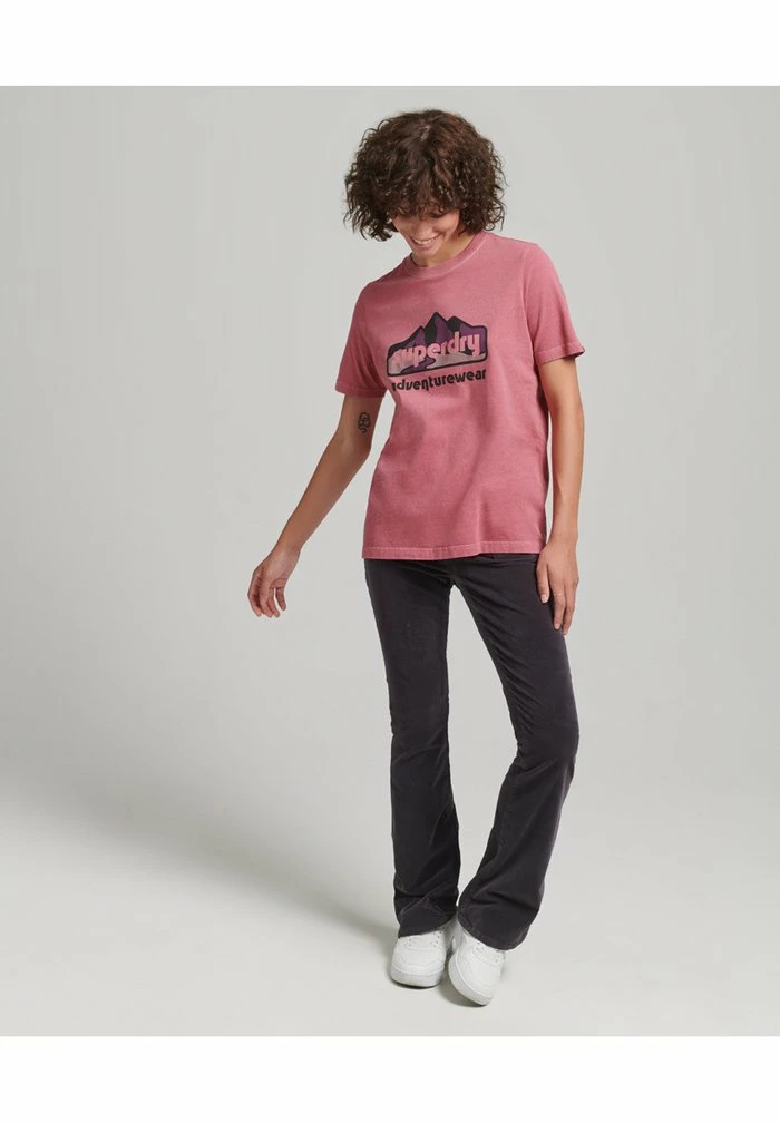 Superdry VINTAGE TERRAIN - Print T-shirt - Raspberry 1 Superdry VINTAGE TERRAIN - Print T-shirt - Raspberry