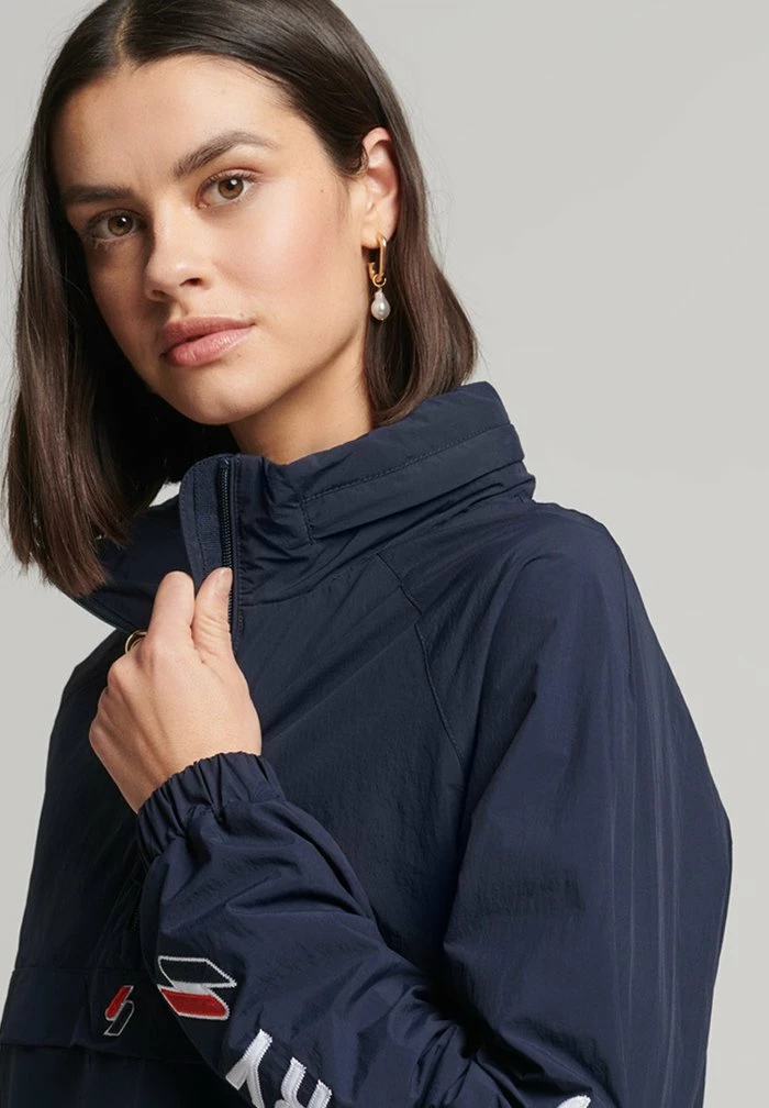 Superdry CODE ESSENTIAL GRAPHIC OVERHEAD - Windbreaker - Deep Navy 4 Superdry CODE ESSENTIAL GRAPHIC OVERHEAD - Windbreaker - Deep Navy - Image 4