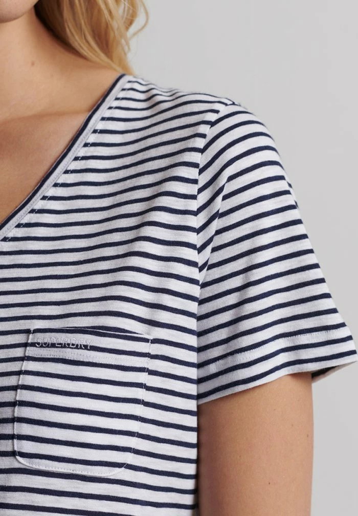 Superdry STUDIOS POCKET V-NECK - Basic T-shirt - Navy Breton 3 Superdry STUDIOS POCKET V-NECK - Basic T-shirt - Navy Breton - Image 3