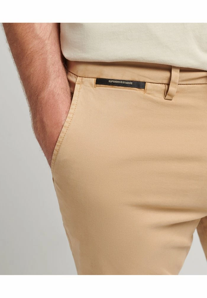 Superdry CORE - Shorts - Shaker Beige 3 Superdry CORE - Shorts - Shaker Beige - Image 3