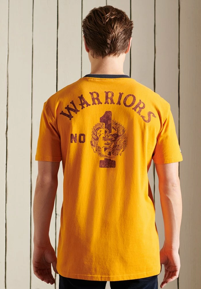 Superdry COLLEGIATE - Basic T-shirt - Track Gold 2 Superdry COLLEGIATE - Basic T-shirt - Track Gold - Image 2