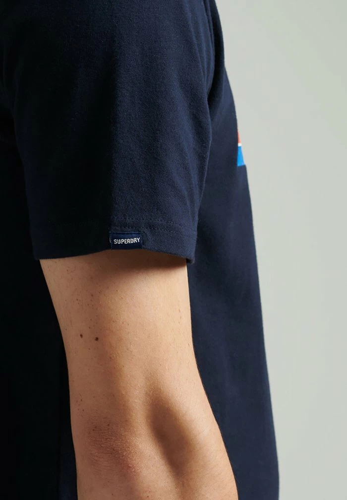 Superdry VINTAGE TRADE TAB - Print T-shirt - Nautical Navy 4 Superdry VINTAGE TRADE TAB - Print T-shirt - Nautical Navy - Image 4