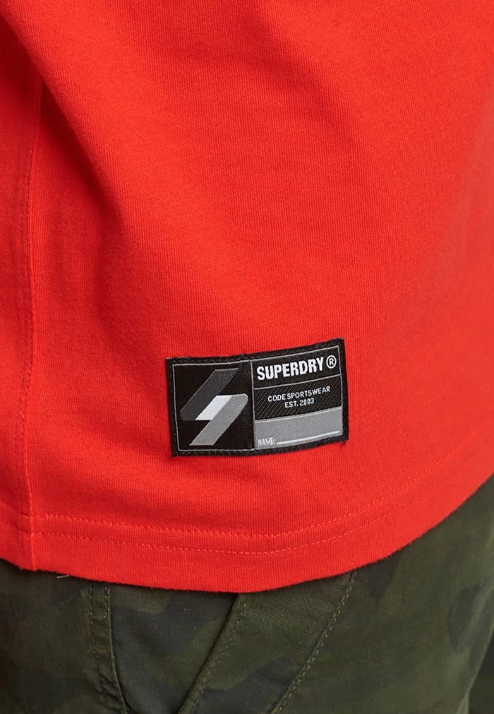 Superdry CODE MICRO - Print T-shirt - Bright Red 5 Superdry CODE MICRO - Print T-shirt - Bright Red - Image 5