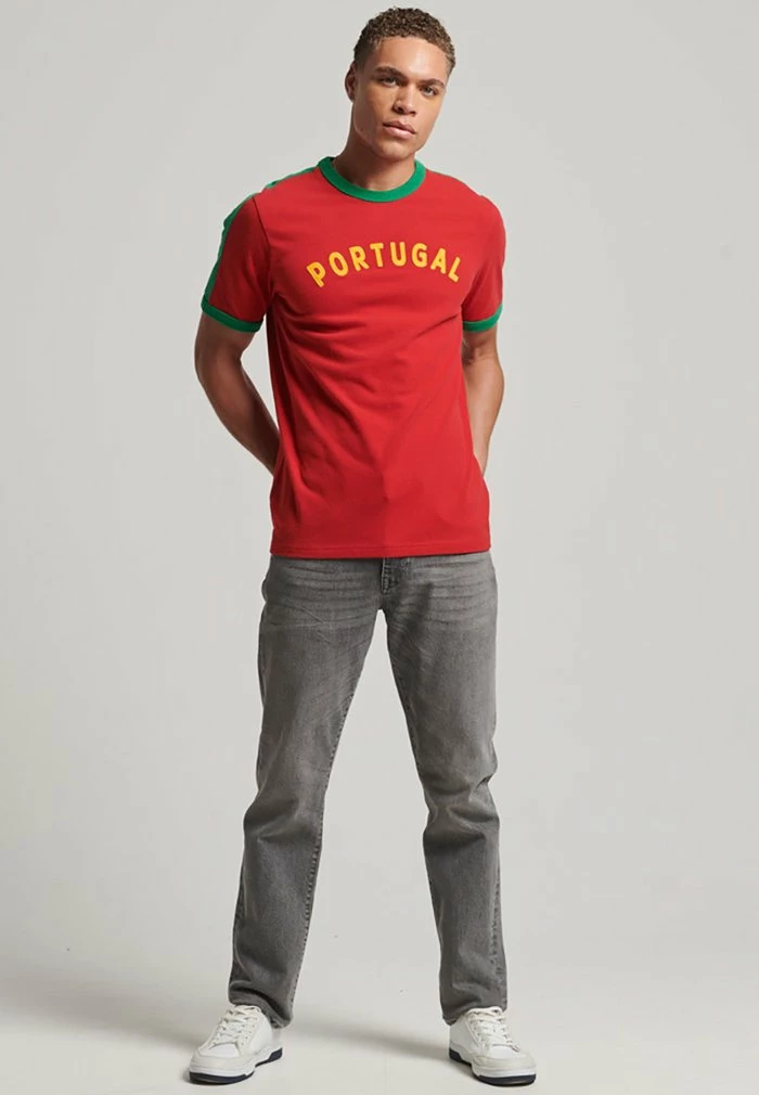 Superdry RINGSPUN FOOTBALL PORTUGAL - Print T-shirt - Varsity Red 2 Superdry RINGSPUN FOOTBALL PORTUGAL - Print T-shirt - Varsity Red - Image 2
