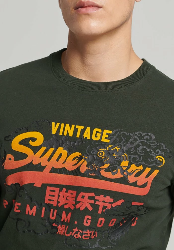 Superdry VINTAGE LOGO NARRATIVE - Long Sleeved Top - Surplus Goods Olive 3 Superdry VINTAGE LOGO NARRATIVE - Long Sleeved Top - Surplus Goods Olive - Image 3