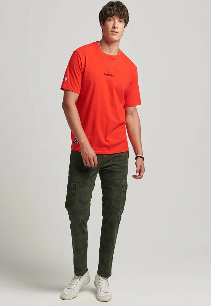 Superdry CODE MICRO - Print T-shirt - Bright Red 2 Superdry CODE MICRO - Print T-shirt - Bright Red - Image 2