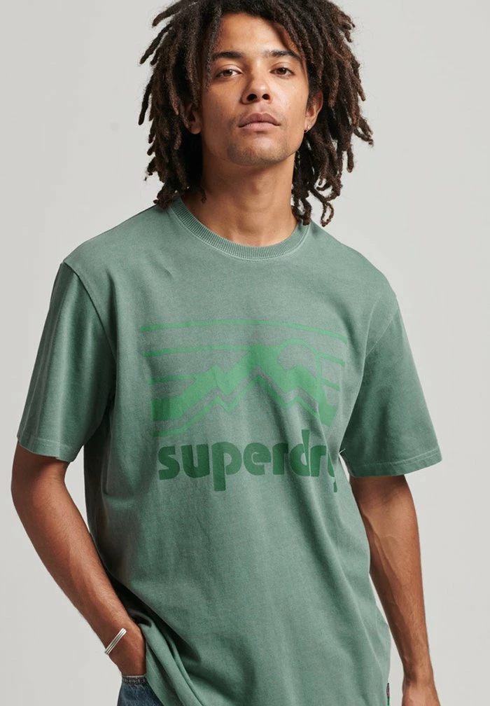Superdry VINTAGE TERRAIN - Print T-shirt - Drius Green 1 Superdry VINTAGE TERRAIN - Print T-shirt - Drius Green