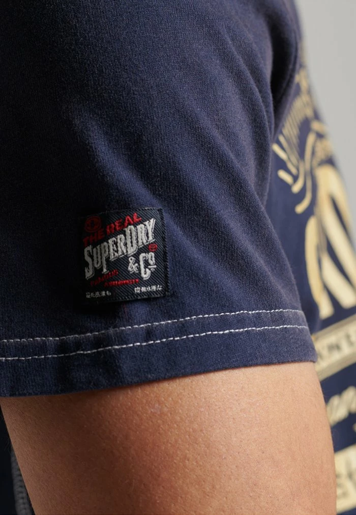Superdry VINTAGE REWORK CLASSIC - Print T-shirt - Dark Navy 2 Superdry VINTAGE REWORK CLASSIC - Print T-shirt - Dark Navy - Image 2
