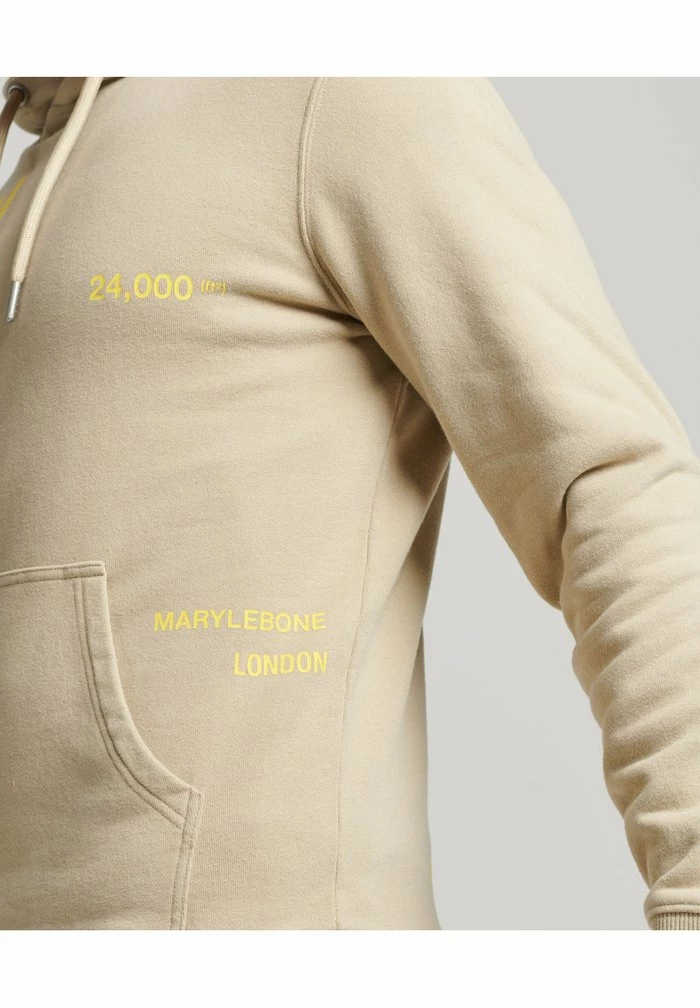 Superdry STACKED LOGO PRINT - Hoodie - Explorer Sand 6 Superdry STACKED LOGO PRINT - Hoodie - Explorer Sand - Image 6