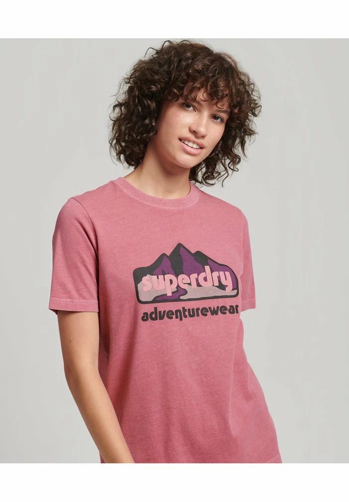 Superdry VINTAGE TERRAIN - Print T-shirt - Raspberry 3 Superdry VINTAGE TERRAIN - Print T-shirt - Raspberry - Image 3