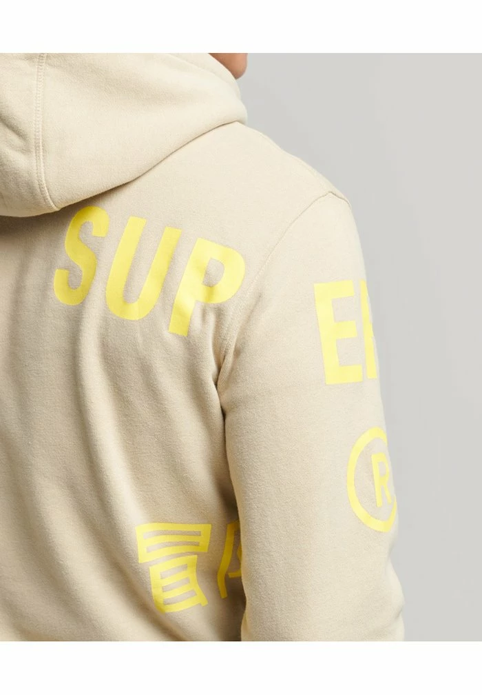 Superdry STACKED LOGO PRINT - Hoodie - Explorer Sand 3 Superdry STACKED LOGO PRINT - Hoodie - Explorer Sand - Image 3