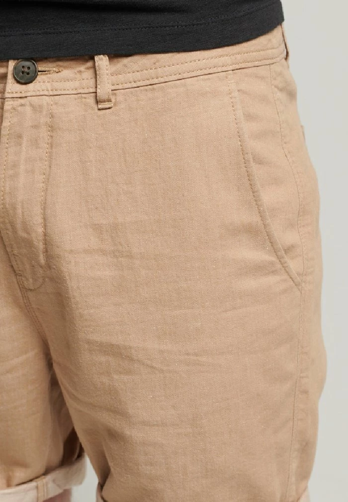 Superdry STUDIOS TURN UP - Shorts - Classic Tan 3 Superdry STUDIOS TURN UP - Shorts - Classic Tan - Image 3