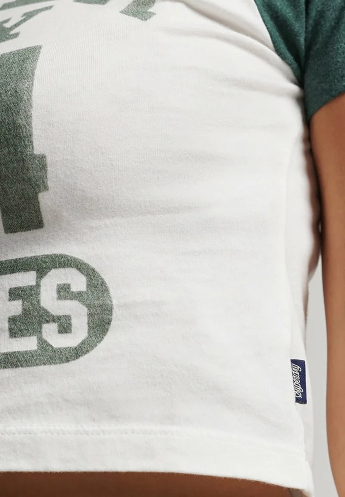 Superdry COLLEGE GRAPHIC CROPPED - Print T-shirt - Ecru Enamel Green 3 Superdry COLLEGE GRAPHIC CROPPED - Print T-shirt - Ecru Enamel Green - Image 3