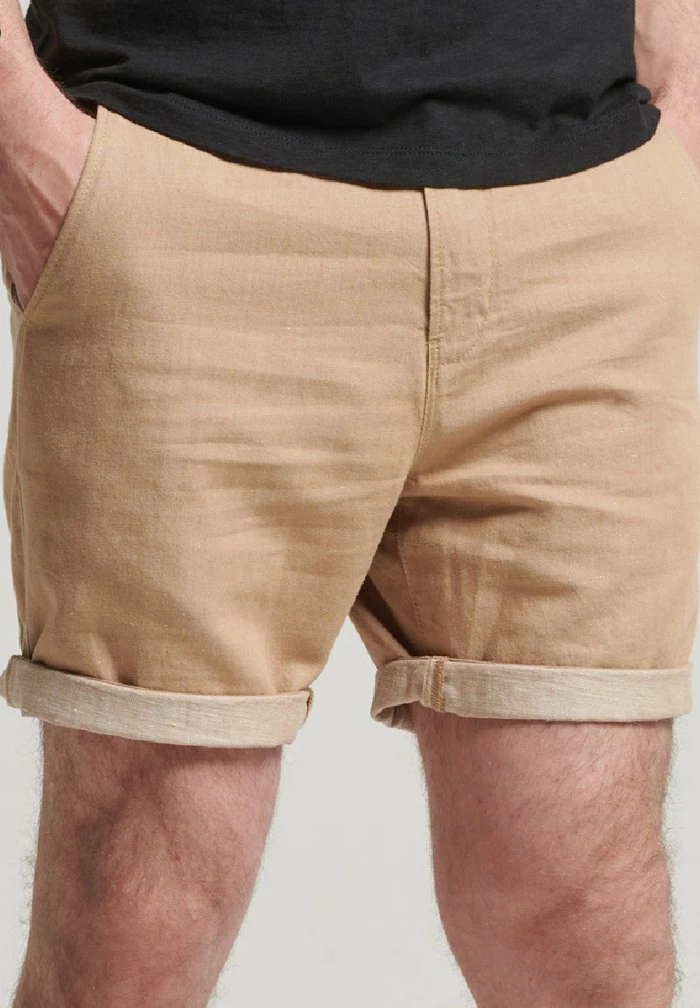 Superdry STUDIOS TURN UP - Shorts - Classic Tan 4 Superdry STUDIOS TURN UP - Shorts - Classic Tan - Image 4