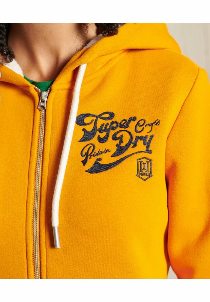Superdry PRIDE IN - Zip-up Sweatshirt - Track Gold 3 Superdry PRIDE IN - Zip-up Sweatshirt - Track Gold - Image 3