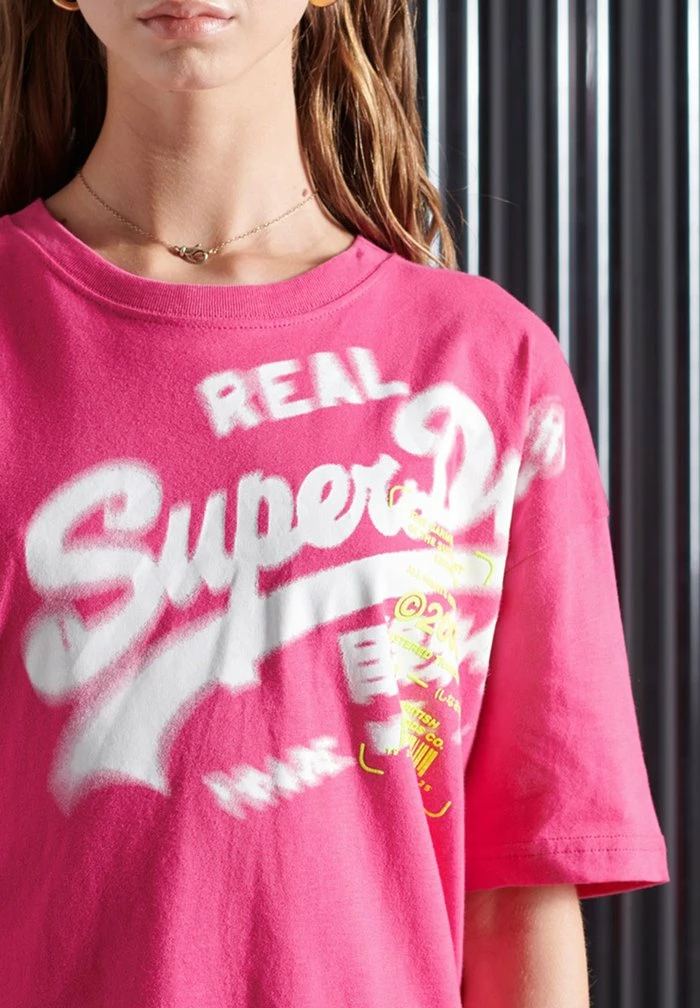 SUPERDRY SUPER 5 DECONSTRUCT T-SHIRT - Print T-shirt - Neon Pink 3 SUPERDRY SUPER 5 DECONSTRUCT T-SHIRT - Print T-shirt - Neon Pink - Image 3