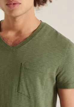 Superdry POCKET V-NECK - Basic T-shirt - Thyme -Superdry Shop cc5b7deb10ff49ffbe5607f62ffb70bf