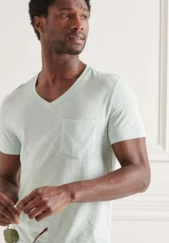 Superdry POCKET V-NECK - Basic T-shirt - Surf Spray -Superdry Shop d2194ccbc5f145abb21e7a080f5abef7