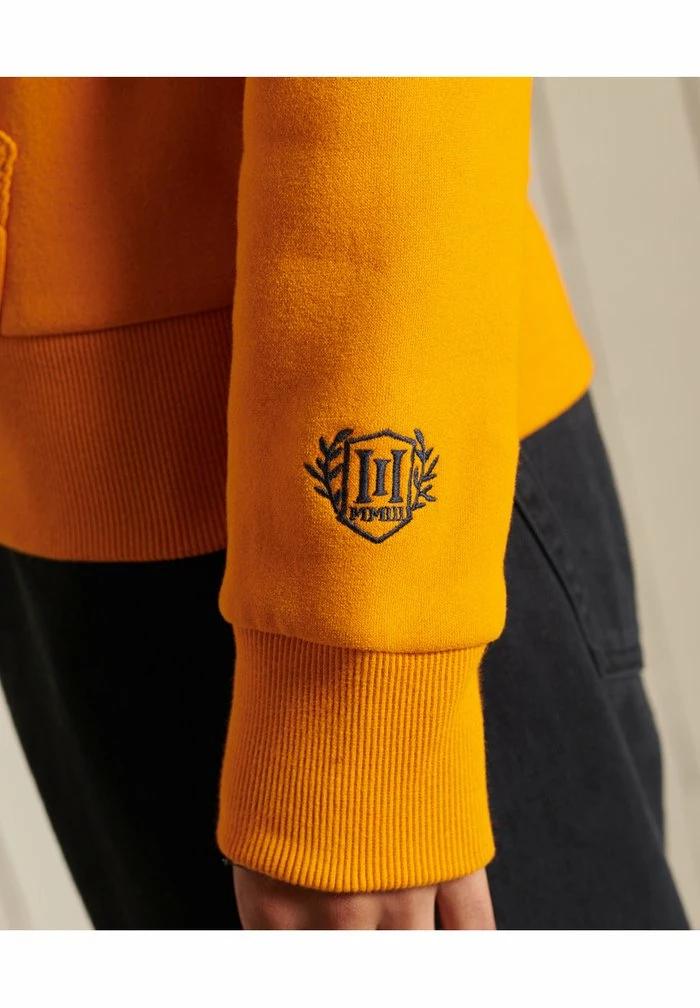 Superdry PRIDE IN - Zip-up Sweatshirt - Track Gold 4 Superdry PRIDE IN - Zip-up Sweatshirt - Track Gold - Image 4