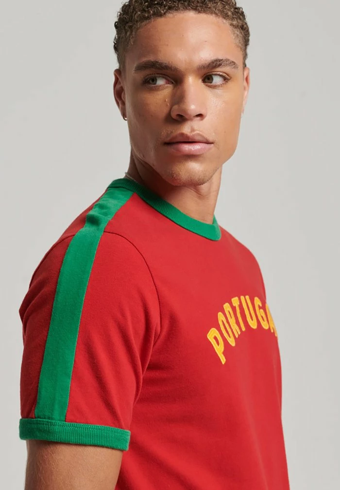 Superdry RINGSPUN FOOTBALL PORTUGAL - Print T-shirt - Varsity Red 4 Superdry RINGSPUN FOOTBALL PORTUGAL - Print T-shirt - Varsity Red - Image 4