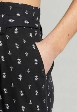 Superdry VINTAGE PAPER PRINTED - Shorts - Black Geo -Superdry Shop e41416ebee3b418ba447f547bdd5af0c