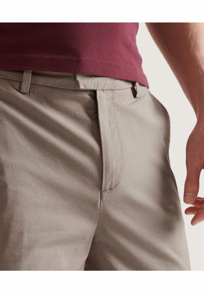 Superdry PAPERWEIGHT - Shorts - Flat Grey 4 Superdry PAPERWEIGHT - Shorts - Flat Grey - Image 4