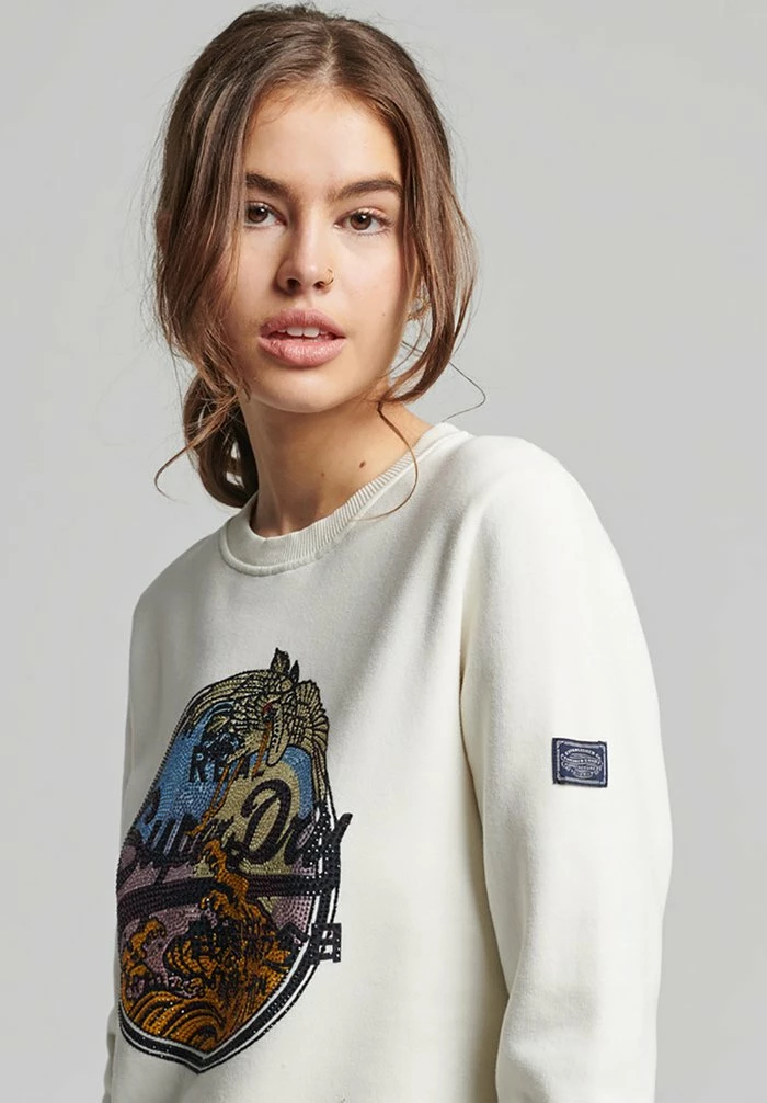 Superdry VINTAGE LOGO NARRATIVE RHINESTONE CREW - Sweatshirt - Ecru 2 Superdry VINTAGE LOGO NARRATIVE RHINESTONE CREW - Sweatshirt - Ecru - Image 2