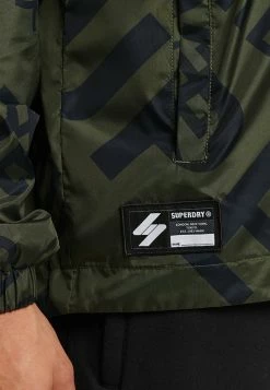 Superdry CODE ESSENTIAL GRAPHIC OVERHEAD - Waterproof Jacket - Dark Moss Aop -Superdry Shop f08f2f5b7bd149118bf7c934e9c3d3cb