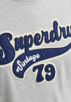 Superdry NOSTALGIA SCRIPT - Print T-shirt - Elm Snowy -Superdry Shop f2f2340f2ec74ff38c3c865aa7c48399