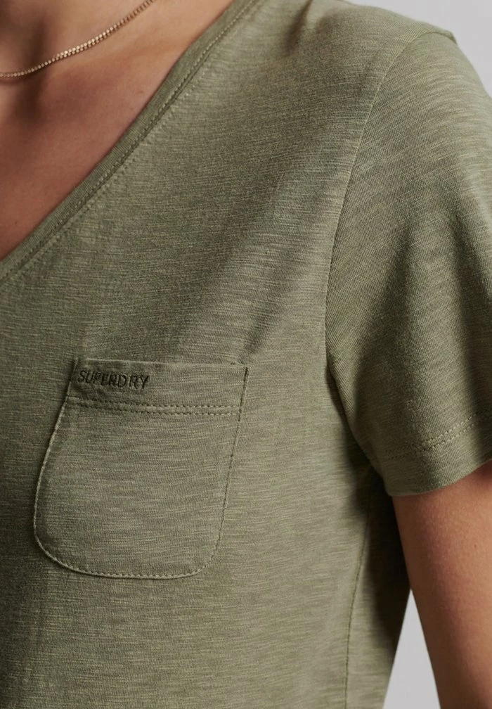 Superdry STUDIOS POCKET V-NECK - Basic T-shirt - Light Khaki 2 Superdry STUDIOS POCKET V-NECK - Basic T-shirt - Light Khaki - Image 2