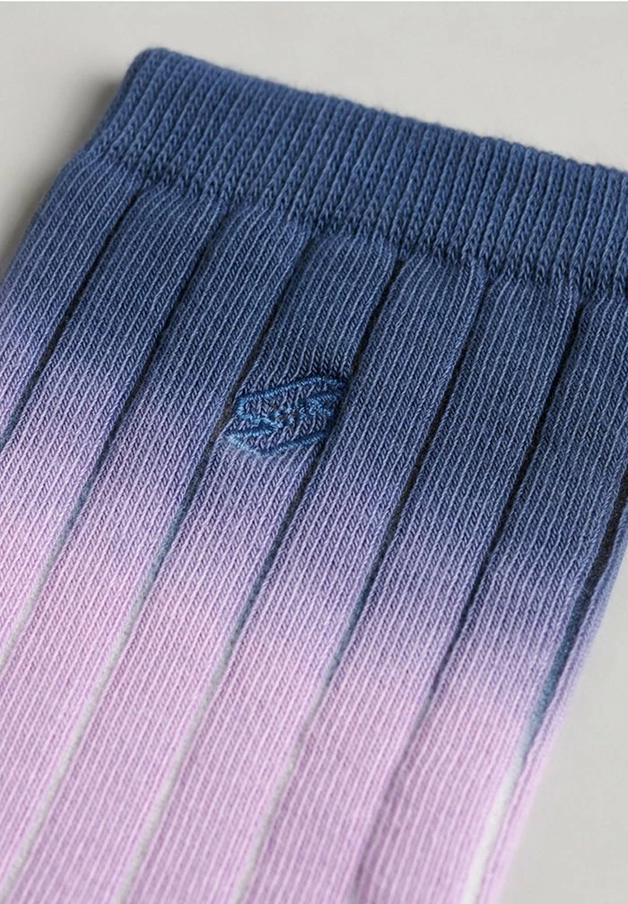 Superdry CODE LOGO DIP DYE - Socks - Eclipse Navy Lilac 2 Superdry CODE LOGO DIP DYE - Socks - Eclipse Navy Lilac - Image 2