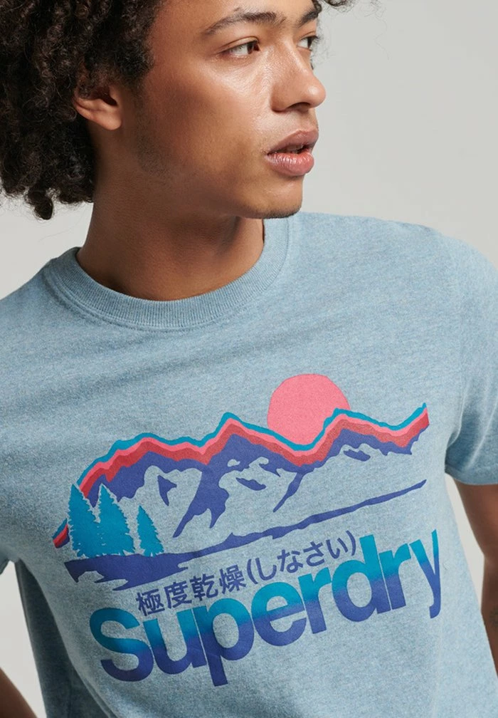 Superdry CORE LOGO GREAT OUTDOORS - Print T-shirt - Desert Sky Blue Grit 2 Superdry CORE LOGO GREAT OUTDOORS - Print T-shirt - Desert Sky Blue Grit - Image 2