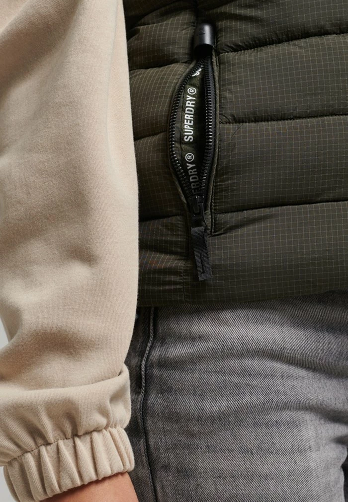 Superdry CLASSIC - Waistcoat - Football Grid Khaki 4 Superdry CLASSIC - Waistcoat - Football Grid Khaki - Image 4