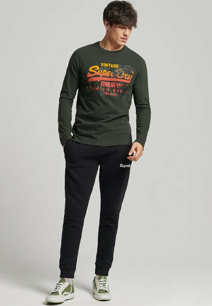 Superdry VINTAGE LOGO NARRATIVE - Long Sleeved Top - Surplus Goods Olive 1 Superdry VINTAGE LOGO NARRATIVE - Long Sleeved Top - Surplus Goods Olive